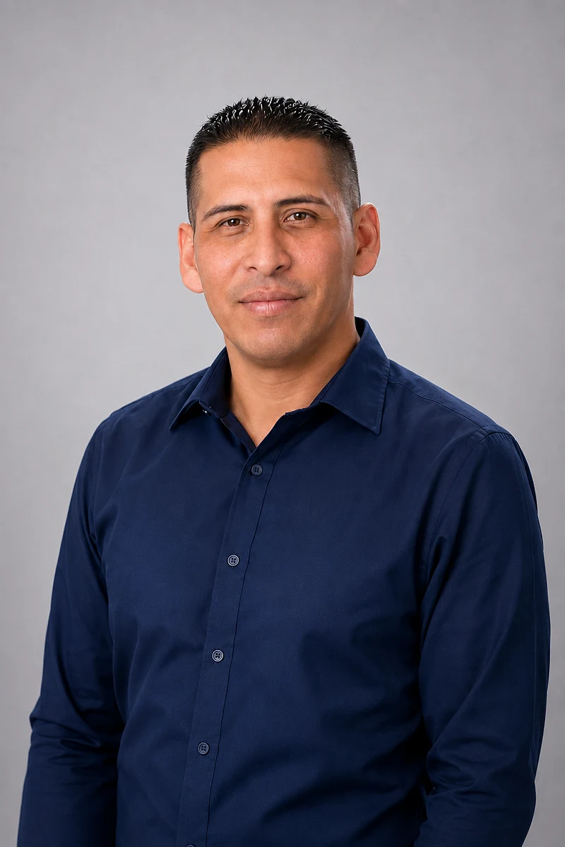 Michael Puccini, Agente de Viajes